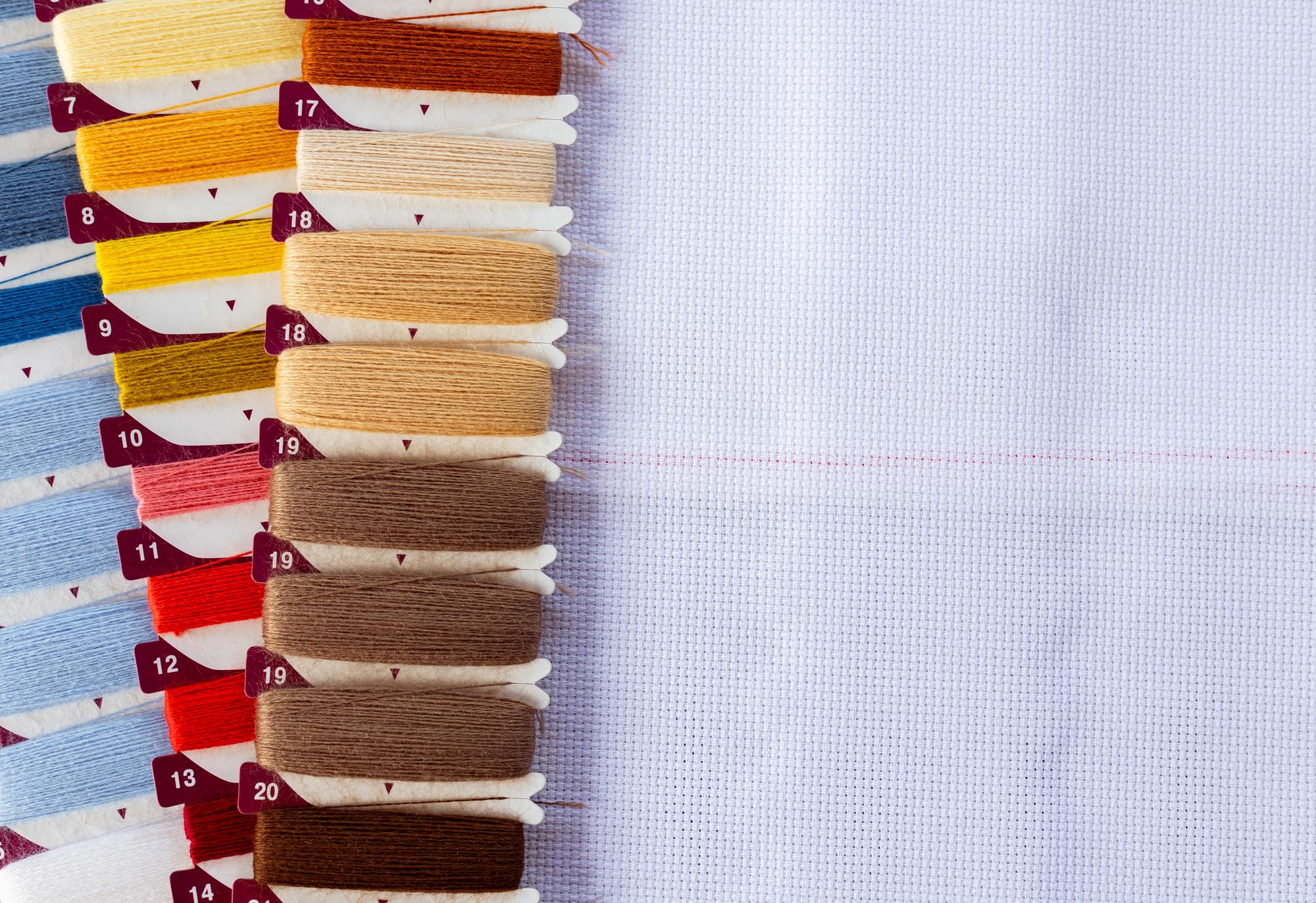 set de mostre de țesături și fire colorate
